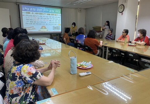 高雄市前鎮戶政事務所志工會報溫馨登場 手作香包慶端午