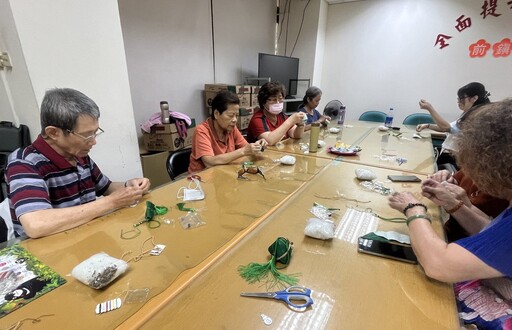 高雄市前鎮戶政事務所志工會報溫馨登場 手作香包慶端午