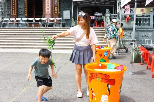 立蛋、潑井水 嘉義市大溪社區端午熱情開灑