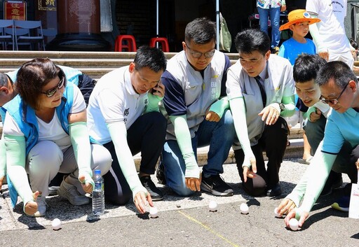 立蛋、潑井水 嘉義市大溪社區端午熱情開灑