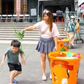 立蛋、潑井水 嘉義市大溪社區端午熱情開灑