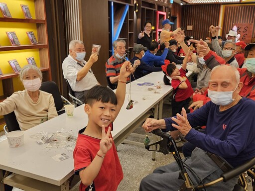 桃園榮家老幼聯歡迎端午 長者幼童攜手賽龍舟做香包