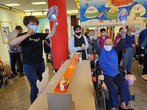 桃園榮家老幼聯歡迎端午 長者幼童攜手賽龍舟做香包
