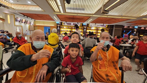 桃園榮家老幼聯歡迎端午 長者幼童攜手賽龍舟做香包