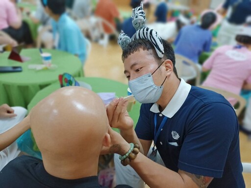 曾經黑化自己的街頭8+9 如今低頭合十以己身經驗照亮他人