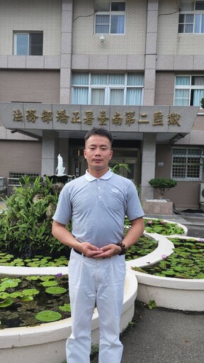 曾經黑化自己的街頭８＋９ 如今低頭合十以己身經驗照亮他人