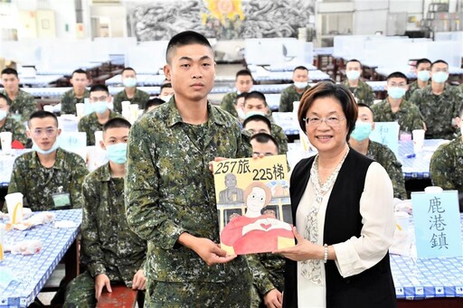 縣長如母心!王惠美赴中坑營區探視彰化役男 送上加菜金與祝福