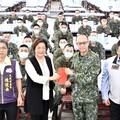 縣長如母心！王惠美赴中坑營區探視彰化役男 送上加菜金與祝福