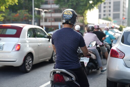 高市推識別貼紙 提醒用路人合宜互動 支持聽障朋友行車更安心