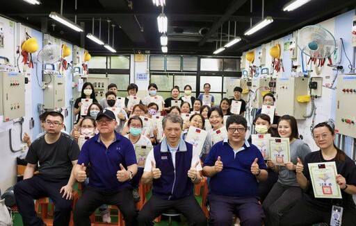 新北職訓與黎明技術學院 室內配線女性優先班結訓 28位女性水電師傅報到