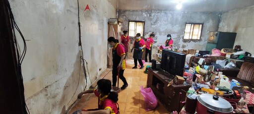 新北市金屬門窗公會總動員 為淡水山區阿嬤修繕舊屋 阿嬤感動落淚