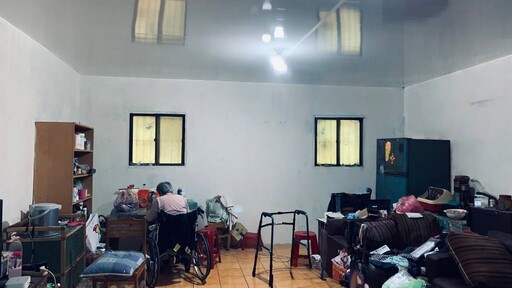 新北市金屬門窗公會總動員 為淡水山區阿嬤修繕舊屋 阿嬤感動落淚