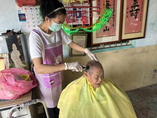 高雄市榮服處慶賀百歲人瑞戚伯伯生日 義剪致敬傳達關懷