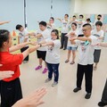 新北社會局攜手梅門 進入小作所「平甩健身茶道靜心」 改變身障青年