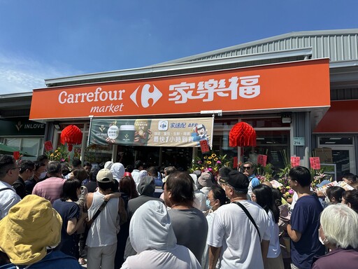 家樂福插旗屏東潮州 鄰近光春國中小與潮州高中、車站商圈 屏東潮州光春店 全新複合式概念享熱食即點代做 現煮咖啡