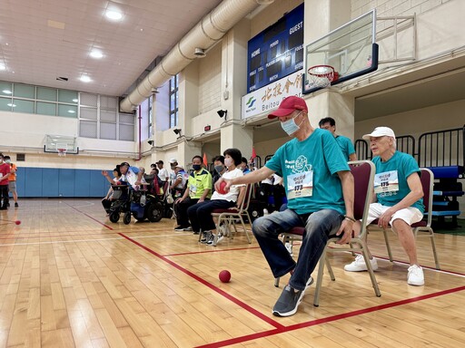 87歲長青志工領軍 仁愛之家銀髮戰隊勇闖「地板滾球挑戰賽」拿下第三名
