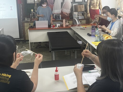 中市勞工局培訓15名視力協助生力軍 即刻為視障就業者服務