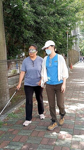 中市勞工局培訓15名視力協助生力軍 即刻為視障就業者服務