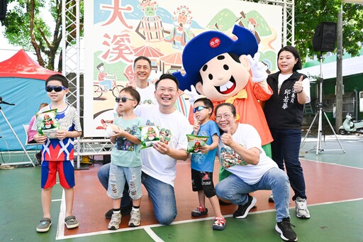 桃園大溪「憶起溪鬧趣」揭幕 蘇俊賓：全台唯一發行「關公乖乖」超搶手