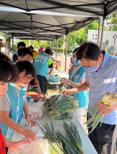 高雄本和里小農市集熱鬧登場 民眾黨高市黨部與社區攜手送暖