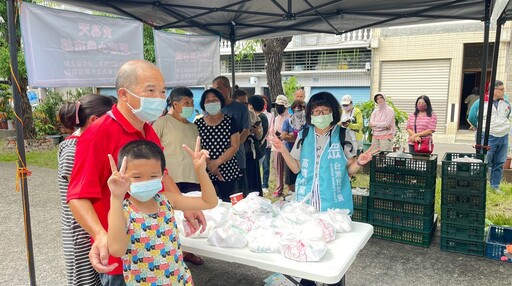 高雄本和里小農市集熱鬧登場 民眾黨高市黨部與社區攜手送暖