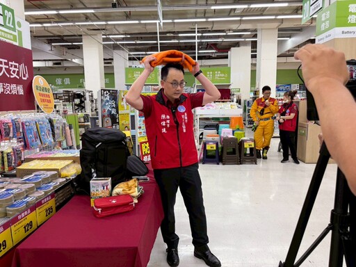 拎了就走、防災無慌！基隆消防局聯手愛買示範「一人一包」避難包準備術