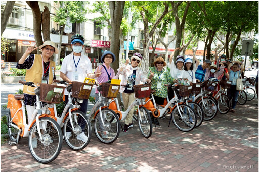 樂齡暢行！北市偕同臺師大帶領長者智慧體驗電輔車 前進數位生活