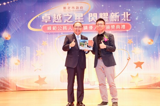 新北市府表揚模範公務人員暨績優人員 侯友宜感謝同仁辛勤付出