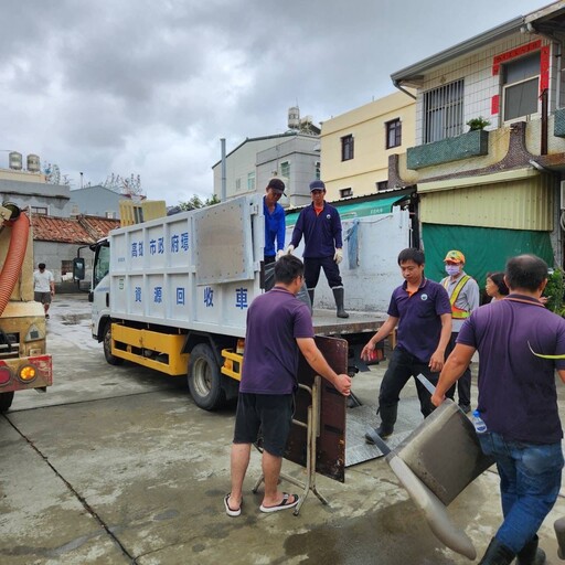 昨旗津污水爆管致住戶淹水 高市府與國軍協力 今出動百人協助住戶復原家園