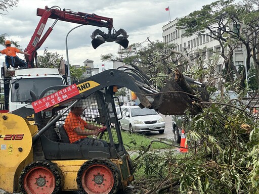 丹娜絲颱風重創嘉南 新北盤點人力機具馳援救災 加速恢復家園環境