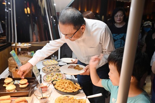 饗食天堂攜手新北再推公益餐會 邀百位小衛星兒少享用 侯友宜現身與孩子親切互動