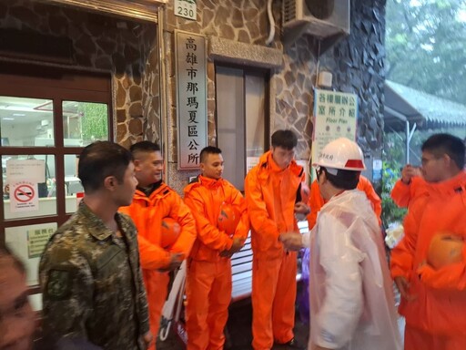 林副市長率隊前進那瑪夏區 並與公所災害應變中心開會研商 將陸續調派市府資源協助災後復舊