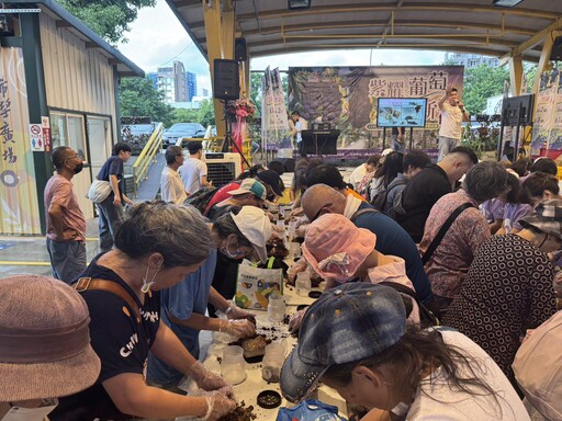 台中市優質葡萄、水蜜桃、高接梨於台北希望廣場展售 中市農業局力邀民眾選購優質農產品