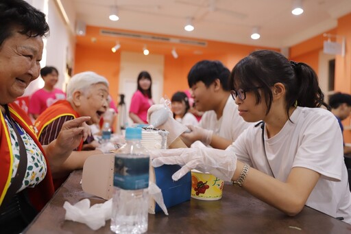 華山基金會攜手培力園慶祝祖父母節 少年「愛流目油」逗樂阿嬤破涕為笑