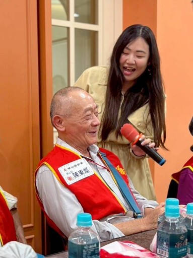 華山基金會攜手培力園慶祝祖父母節 少年「愛流目油」逗樂阿嬤破涕為笑