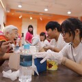 華山基金會攜手培力園慶祝祖父母節 少年「愛流目油」逗樂阿嬤破涕為笑