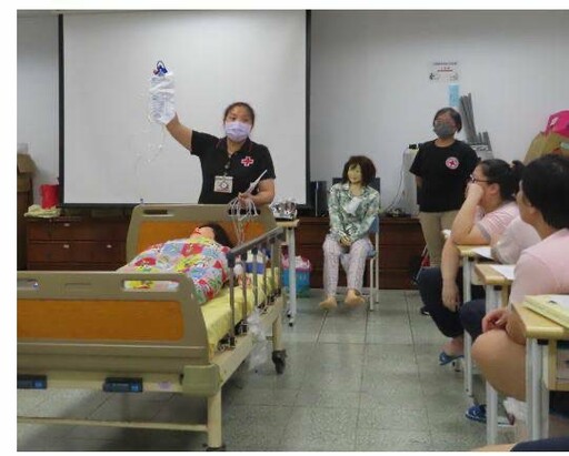 高雄女監照顧服務員訓練班結訓 20位學員成長為「照顧天使」