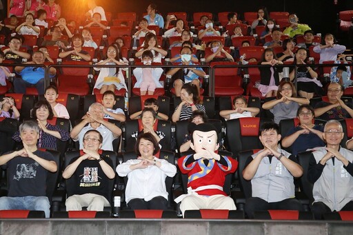 《諸葛四郎》台語版嘉義市放映 黃敏惠與300市民共度祖父母節