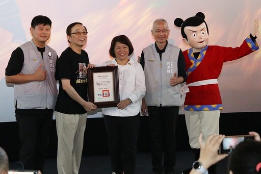 《諸葛四郎》台語版嘉義市放映 黃敏惠與300市民共度祖父母節