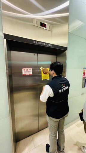 民眾日前受困百貨電梯 中市都發局將全面檢驗該百貨電梯 呼籲建築物所有權人加強電梯保養與安全檢查