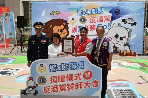 嘉市警攜手獅子會宣導反酒駕 捐酒醉眼鏡、小警車扎根道安教育