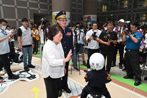 嘉市警攜手獅子會宣導反酒駕 捐酒醉眼鏡、小警車扎根道安教育