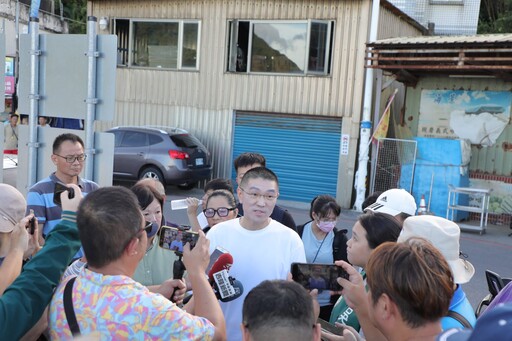 謝國樑勘查基隆大武崙沙灘 嚴正處理業者違法佔用