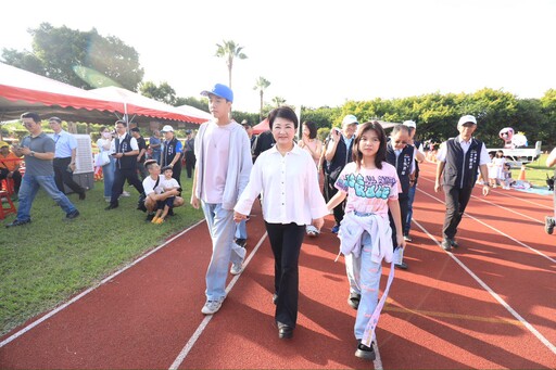 台中石岡熱氣球嘉年華開幕!盧市長偕「模範夫妻」阿Ben、徐小可乘熱氣球 邀全國民眾體驗山城魅力