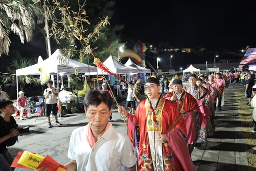 鷄籠中元祭壓軸施放水燈頭 171年傳統科儀點亮望海巷夜空