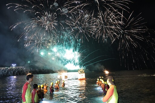 鷄籠中元祭壓軸施放水燈頭 171年傳統科儀點亮望海巷夜空