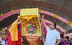 淡水河河祭路祭法會 侯友宜為龍王船、西方船點睛 為民祈福