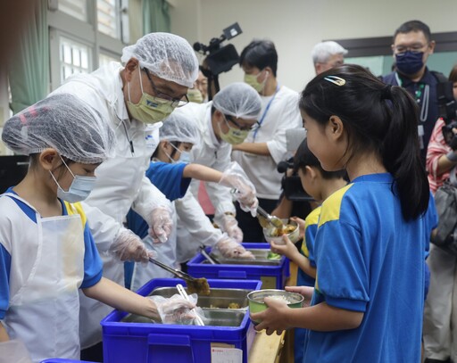 新北市「鮮奶幸福週」上路 全年供應不打烊 33萬學幼童營養加分