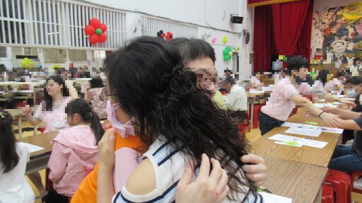 「門縫外的一盞燈」—高雄女子監獄中秋懇親會，親情爆棚場面令人動容