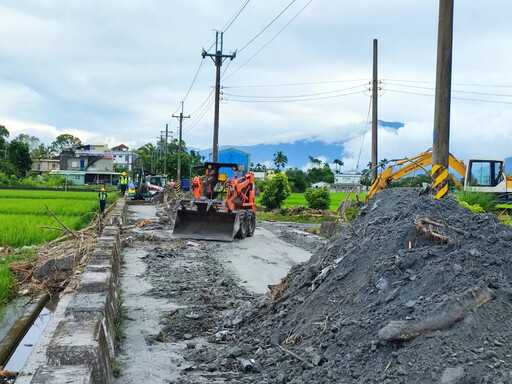 基隆救災隊進駐花蓮光復鄉 全力搶通富田一街災阻道路